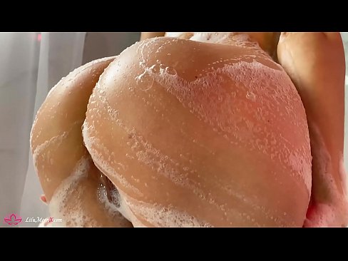 ❤️ Brunette Masturbates Pussy b'vibratur għal orga intens fid-doċċa ❤️❌ Porn iebes lilna