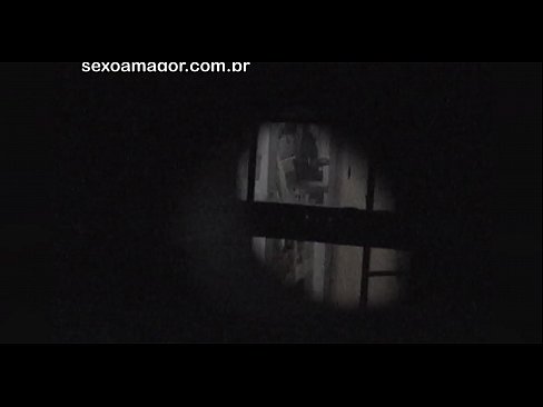 ❤️ Blondie tiġi filmata segretament minn voyeur tal-viċinat moħbi wara briks vojta ❤️❌ Porn iebes lilna