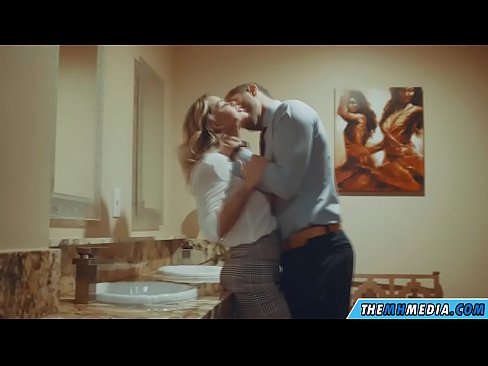 ❤️ Meta blonda busty seduces f'kamra tal-banju pubbliku ❤️❌ Porn iebes lilna
